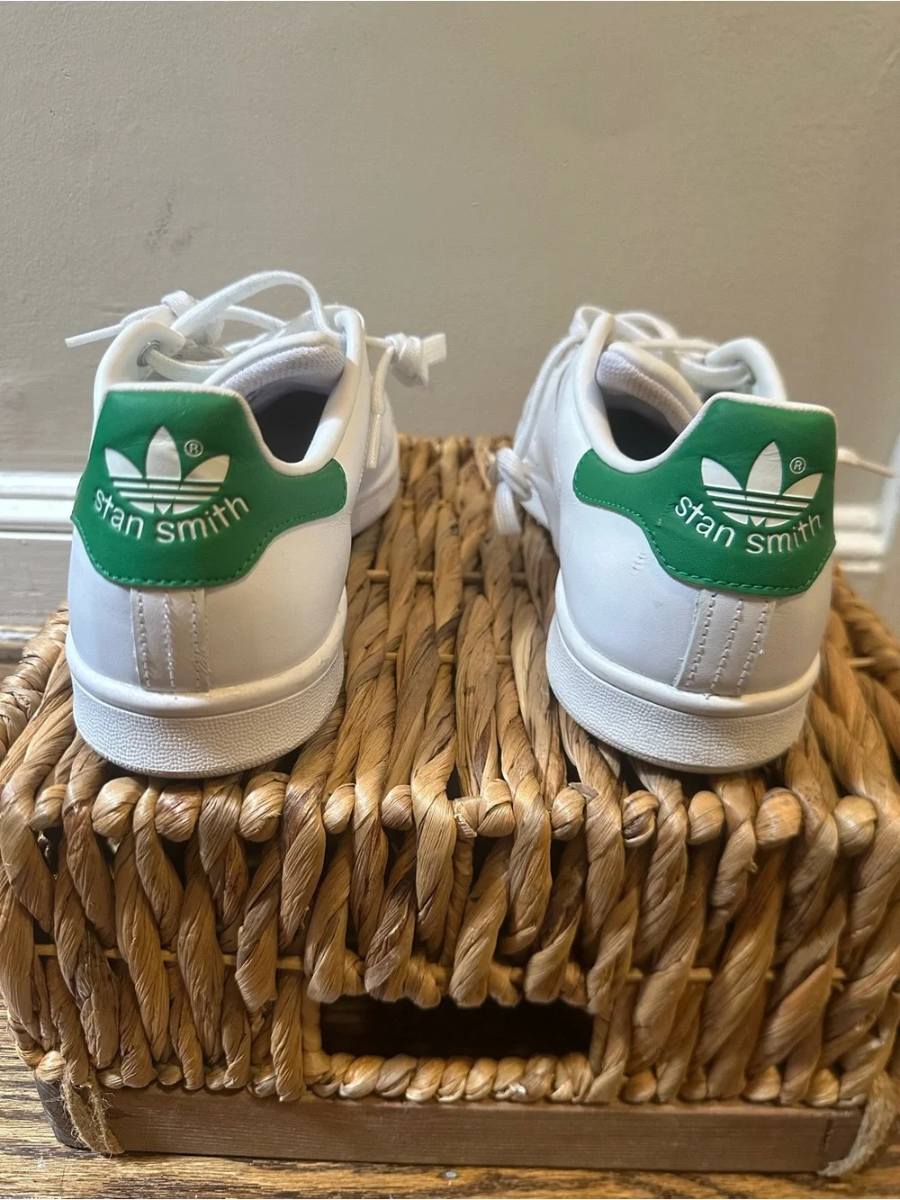 adidas stan smith Women’s Sneakers with Green Heel Tab